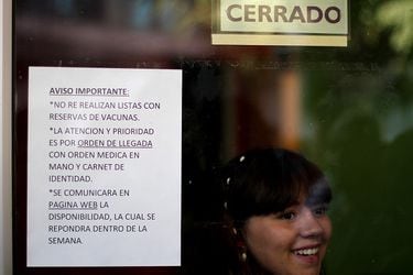 Cientos de personas esperan en las afueras del vacunatorio de la clínica UC, para ser atendidas y vacunadas contra la fiebre amarilla. FOTO: HANS SCOTT / AGENCIAUNO