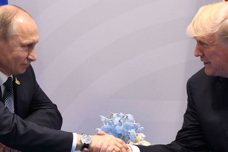 Donald Trump y Vladimir Putin se dan la mano luego de encuentro presidencial entre Estados Unidos y Rusia