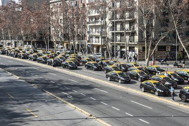 Taxistas protestaron en la Alameda contra aplicaciones y exigiendo rebaja en valor de combustibles 
