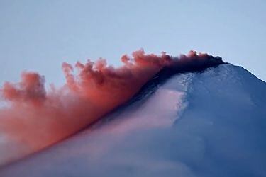 Volcán Villarrica sigue bajo alerta por posible erupción: ¿qué es el humo rojizo que emanó de su cráter?