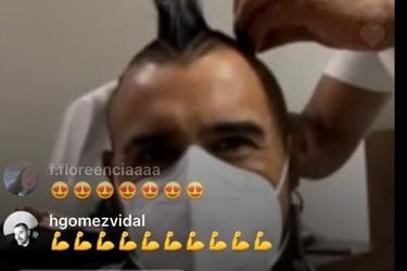 Arturo Vidal se corta el cabello al interior del hotel en el que la selección chilena se concentra para enfrentar a Uruguay. FOTO: Instagram