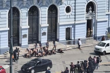 “Espectáculo vulgar y procaz”: Armada presenta denuncia por acto de connotación sexual realizado en la Plaza Sotomayor 