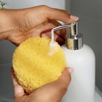 Por qué usar esponjas de baño podría ser perjudicial para tu salud