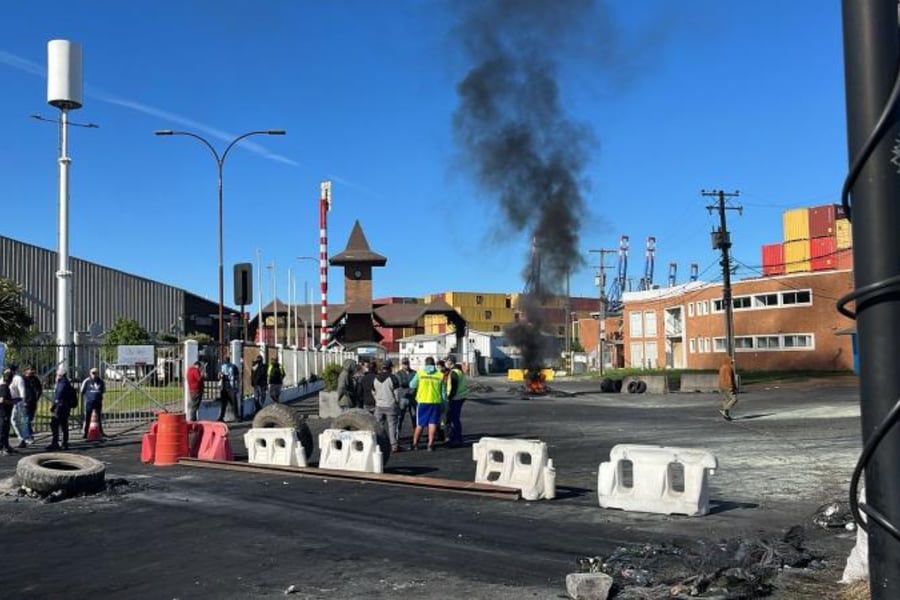 Trabajadores cortan acceso del puerto de Coronel manifestándose por “narcotest arbitrario”