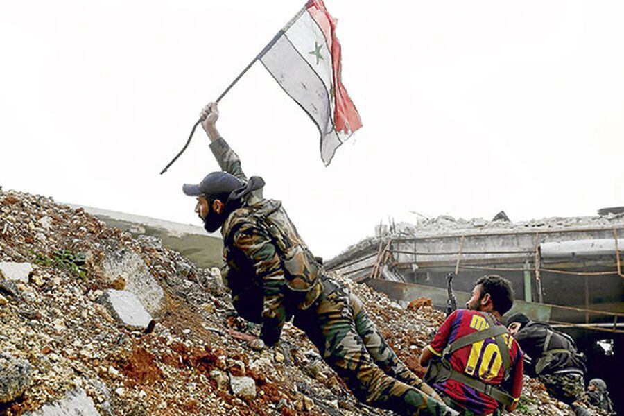 file-a-syrian-army-soldier-places-a-syria-36177742