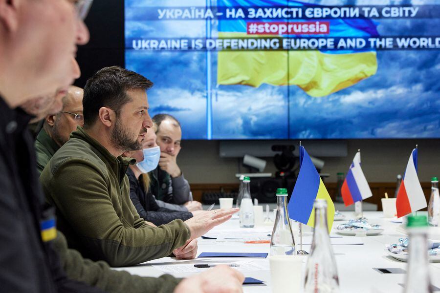 Líderes europeos se reúnen con Zelensky en Kiev mientras Lviv se prepara para ser el próximo blanco de Moscú - La Tercera