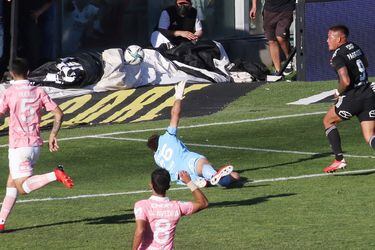Javier Parraguez vence a Sebastián Pérez y marca el 3-2 para Colo Colo frente a la UC