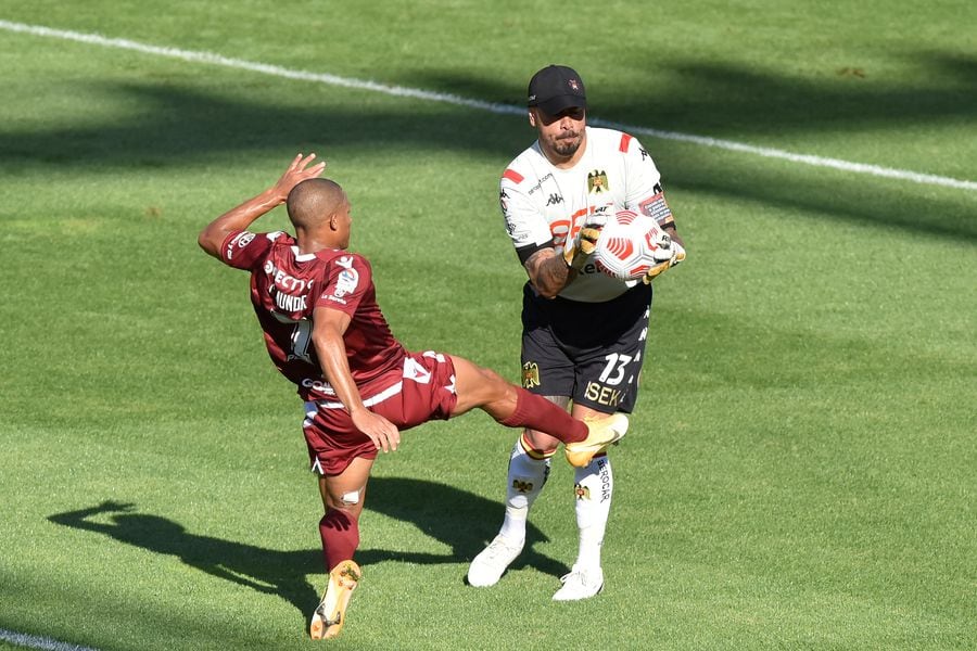 César Munder choca con Diego Sánchez durante el partido entre Deportes La Serena y Unión Española. Foto: AgenciaUno.