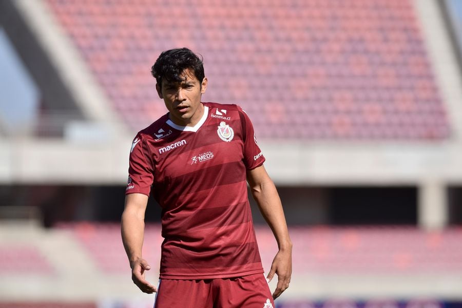 Matías Fernández, durante el partido entre Deportes La Serena y Universidad de Chile, válido por la fecha 3 del Torneo Nacional. Foto: AgenciaUno.