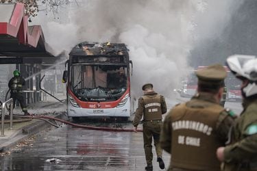Overoles blancos queman bus del transporte público en la Alameda: hay dos detenidos 