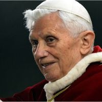 Colaborador de la Iglesia dice que Benedicto XVI habría prohibido bendiciones a personas del mismo sexo