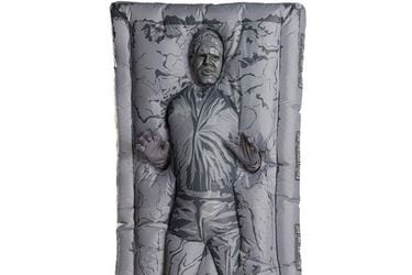 Un llamativo disfraz inflable te convertirá en Han Solo congelado en carbonita