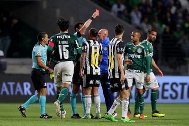 Atlético Mineiro sanciona a Eduardo Vargas por su noche de furia en la Libertadores