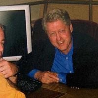 Epstein: acusan que Bill Clinton presionó a revista para que no cubriera las acusaciones contra el financista