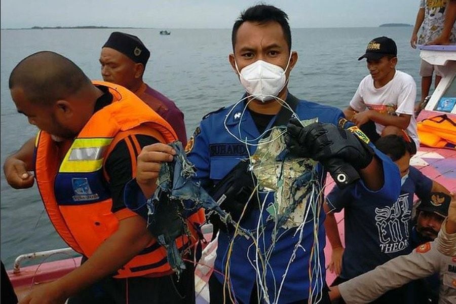 Encuentran restos que podrían ser parte del avión desaparecido en Indonesia  - La Tercera