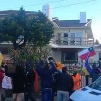 Caravana en contra de ley SBAP en Magallanes: manifestantes exhibieron pancartas en el frontis de la casa de la familia del Presidente Boric