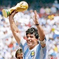 El día en que Carlos Caszely intentó sacar a Maradona de la droga