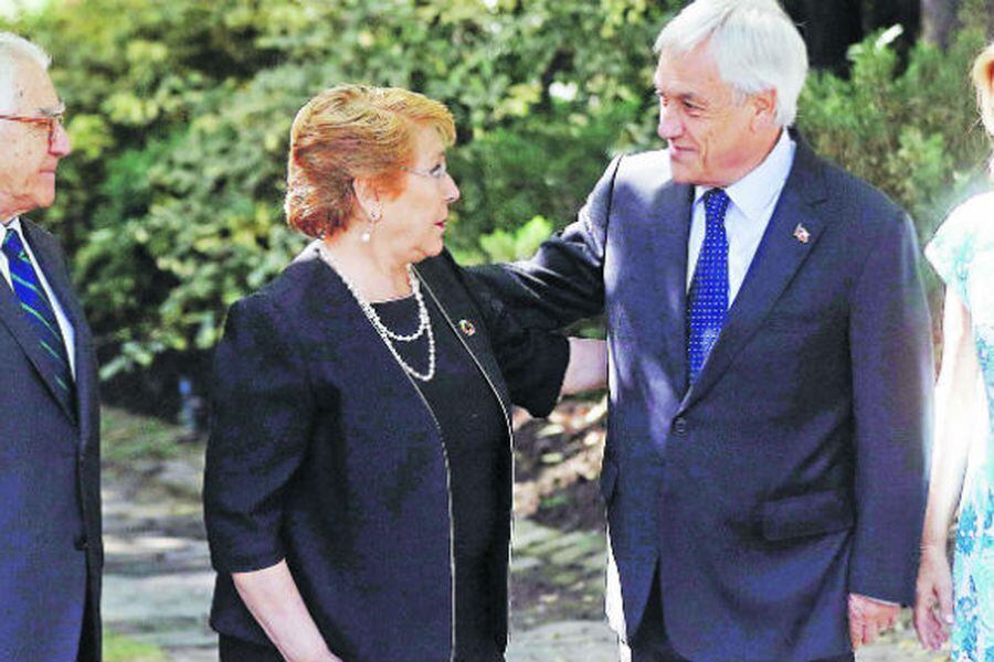 imagen-pinera-con-bachelet-50