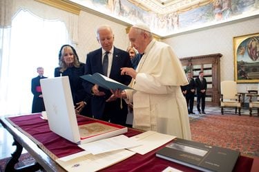 El Papa Francisco y dos presidentes en Roma: audiencia récord con Joe Biden y negativa a cita con Alberto Fernández