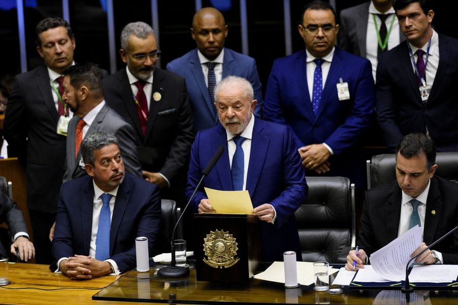 Lula da Silva jura en el Congreso y dice que asume “compromiso de reconstruir el país” - La Tercera