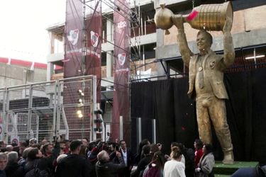 Ocho metros de altura, más de seis toneladas y un detalle que generó debate: River homenajea a Marcelo Gallardo con polémica estatua