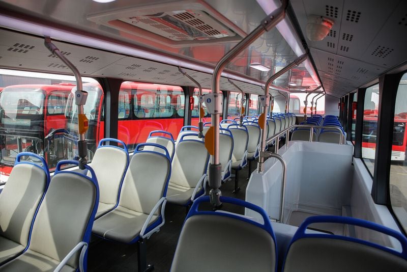 La capacidad de los buses llega a 97 personas y cuenta con asientos para personas con discapacidad en el primer nivel. Foto: Diego Martin / Agencia Uno.   