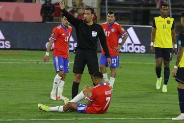Alexis Sánchez y otros nueve jugadores de la Selección Chilena, están a una tarjeta amarilla de ser suspendido para el duelo con Uruguay.
FOTO:Marco Muga/AGENCIAUNO