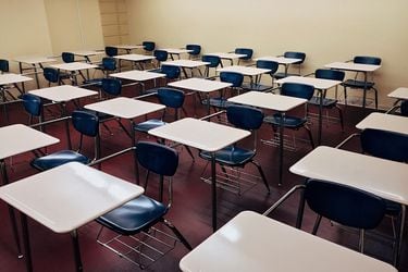 ¿Ya pasó lo peor? Escuelas y liceos reportan alza de asistencia de hasta 10% de marzo 2022 a marzo 2023