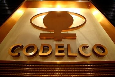 Excedentes de Codelco caen a la mitad y minera vuelve a reducir proyección de producción de cobre para este año
