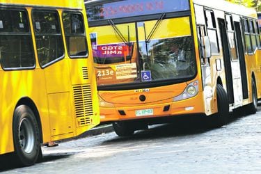 Reportan desvíos de recorridos de buses en Puente Alto por protesta en terminal