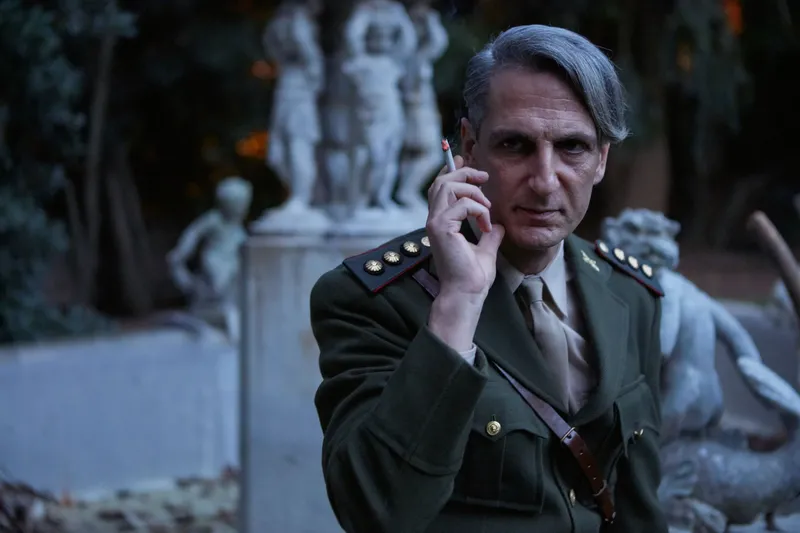 Ernesto Alterio como el Teniente Coronel Moori Koenig en Santa Evita (Star+)