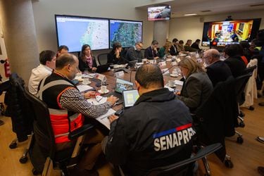 Autoridades se reunieron en dependencias de Senapred para coordinar acciones ante el sistema frontal que afecta al país.