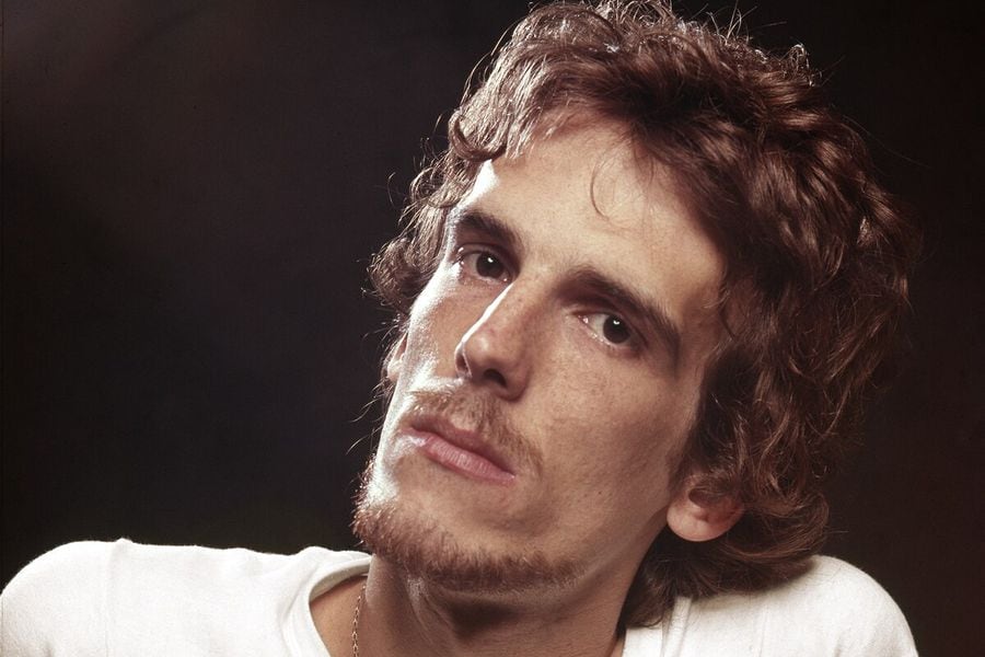 Luis Alberto Spinetta en foto en colores mira a la cámara