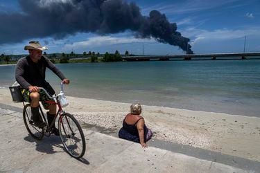 Tercer tanque de almacenamiento de crudo colapsa en Cuba tras incendio y derrame
