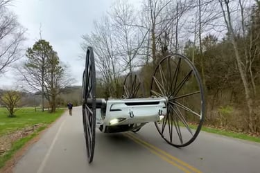 El Tesla más absurdo tiene ruedas de más de 3 metros, ¿el resultado?