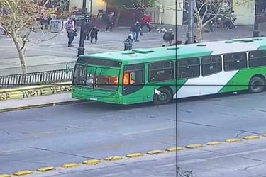 Se registra nueva quema de bus en calle Serrano con la Alameda: no hay detenidos por el momento