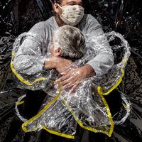 Primer abrazo en pandemia: imagen “emblemática” del Covid-19 gana el World Press Photo
