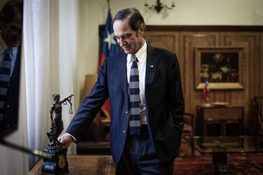 Justicia nombra a exsecretaria privada del ministro Sergio Muñoz como notaria y conservadora de Pirque