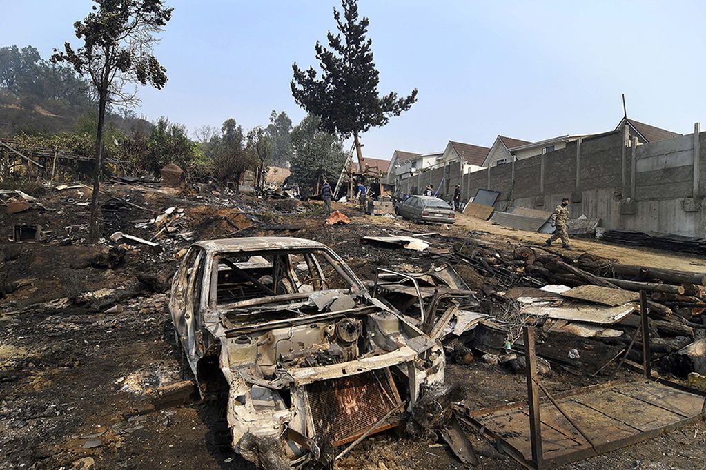 16 DE ENERO DE 2021 / QUILPUEAuto  quemada al día siguiente del incendio que afecto a los  sector de Los Pinos con los corchos.FOTO: PABLO OVALLE ISASMENDI / AGENCIAUNO