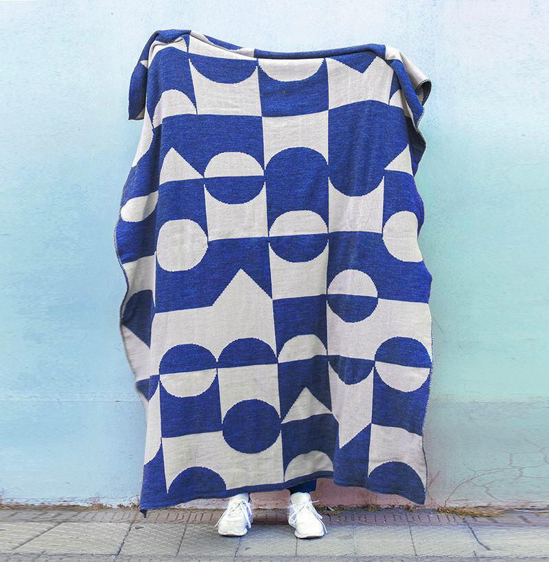 Suave
Diseñada y tejida en Chile, esta manta es reversible e ideal para seguir disfrutando cuando la tarde refresca. Mide 180 x 140 cm. @mariaprints