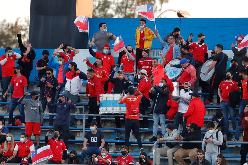 La barra de Los Cruzados lideró el apoyo a la Roja en las tribunas de San Carlos de Apoquindo.