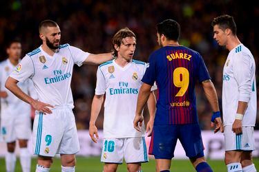 Barcelona's Uruguayan forward Luis Suarez (2R) argues with Real Madri