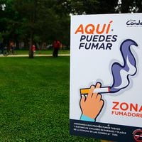 Cursan los primeros partes de cortesía a fumadores en Las Condes