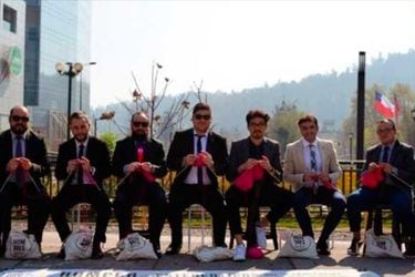 BBC: Hombres Tejedores: los chilenos que desafían prejuicios armados con agujas e hilo