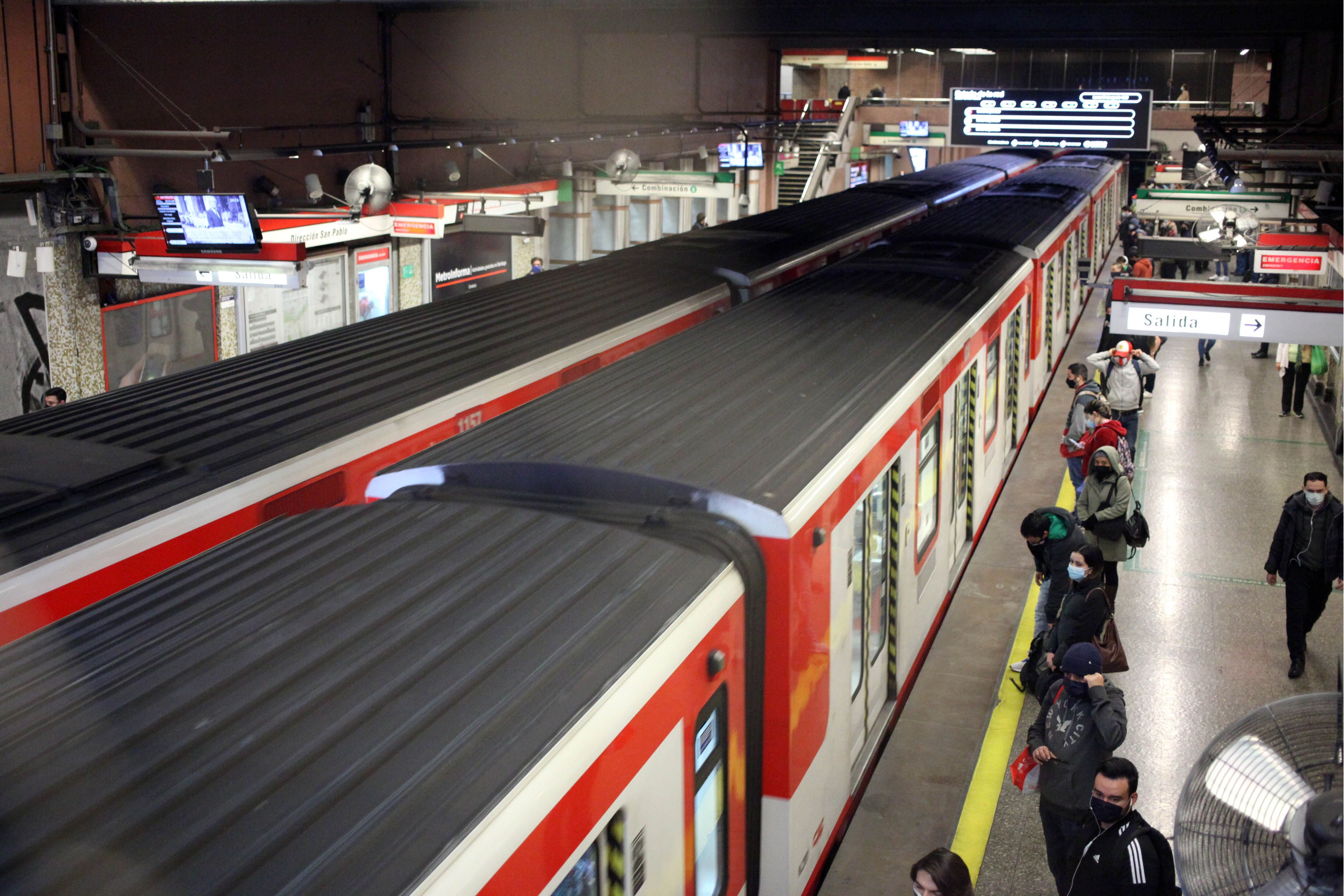 Metro adelanta horario de apertura de los sábados - La Tercera Metro adelanta horario de apertura de los sábados - La Tercera