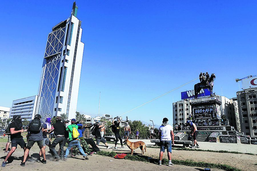Intentan derribar monumento de general Baquedano en Plaza Dignidad