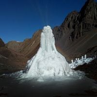 Acupuntura en el hielo: imitando revolucionaria técnica Himalaya, chilenos crean glaciares artificiales para combatir escasez hídrica y el cambio climático