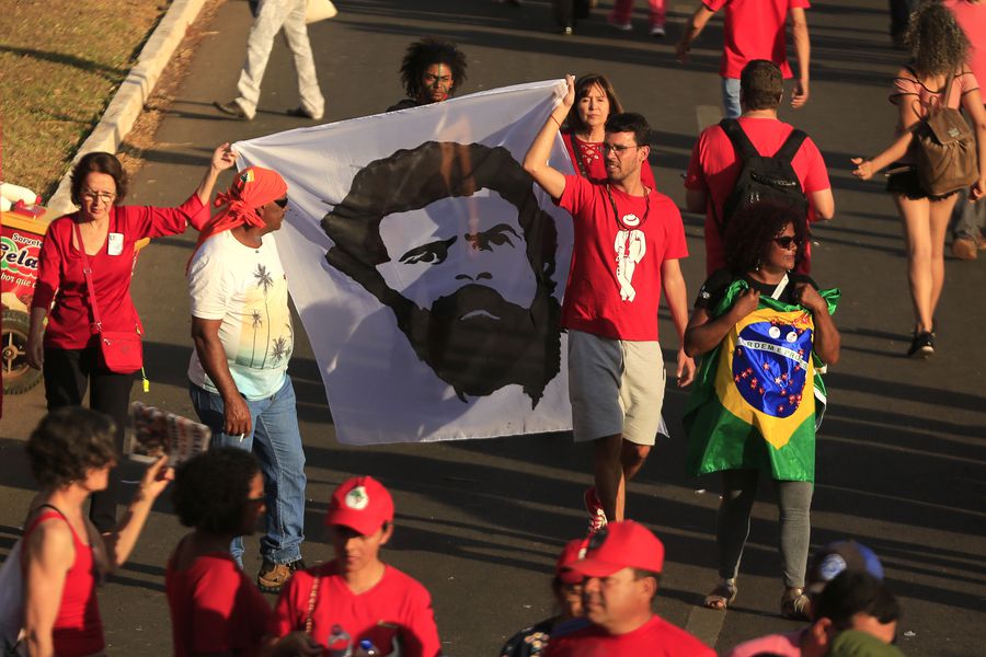 Movimiento Sin Tierras se dirige a registrar la candidatura de Lula