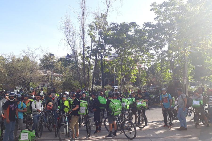 Los manifestantes de Uber Eatsrecorrieron Apoquindo y se concentraron en distintos puntos.