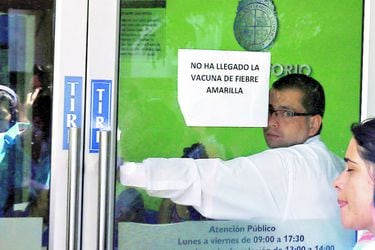 Minsal llama a "revaluar viajes" a zonas con fiebre amarilla por falta de vacunas